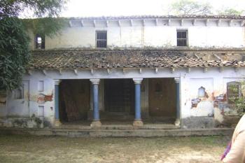 चारदीवारी ले अन्दर एक बड़ा अहाता था, उसमें नीम का पेड़ था। नीम अब नहीं है। 