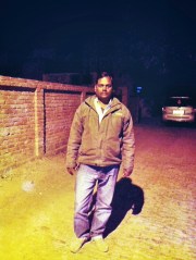 चंद्रशेखर यादव। उन्होने जब मुझे मेरे घर वापस उतारा तो मैने स्ट्रीट लाइट में उनका एक फोटो लिया ब्लॉग के लिये।