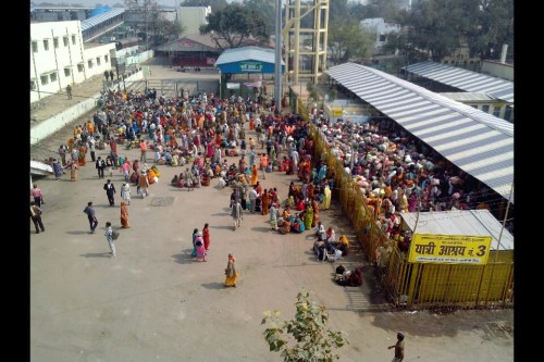 कुम्भ के यात्री। गंतव्य के आधार पर अलग अलग विश्रामालयों में रहते हैं और उनकी गाड़ी प्लेटफार्म पर लगने पर यहां से प्रस्थान करते हैं। 