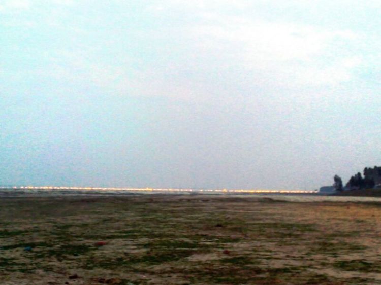 दूर दिखती संगम क्षेत्र की लाइटें! 