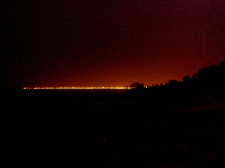 वापसी में देखा तो अंधेरा हो चला था। संगम की लाइटें और भी चमकदार हो गयी थीं।