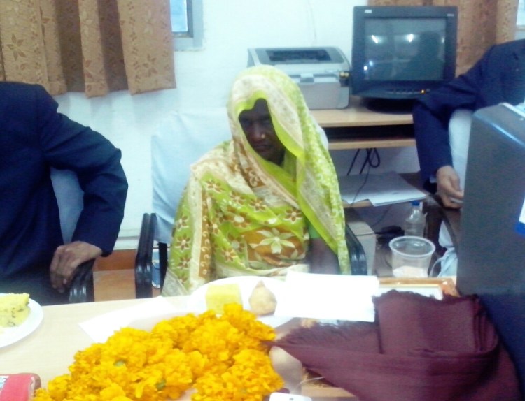 द्रौपदी आज रिटायर हुई - रिटायरमेण्ट फंक्शन में बैठी द्रौपदी। 