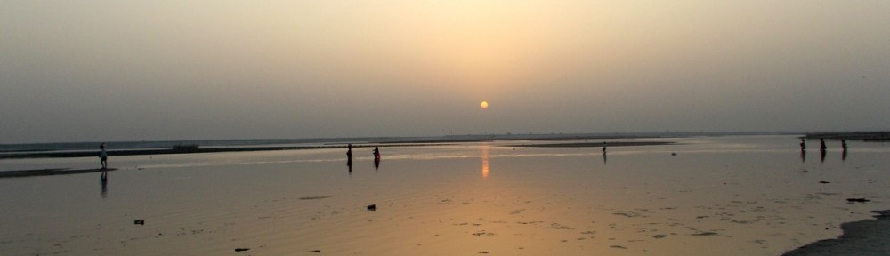 नदी पार करते लोग। 