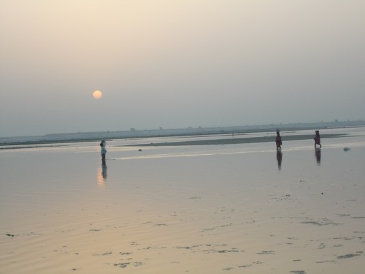 सूरज की पानी में परछाई से गुजर रहा है बच्चा! 