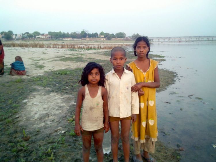 मुस्कान (सबसे छोटी) व अन्य। फोटो खिंचाने दक्ष में खड़े! 