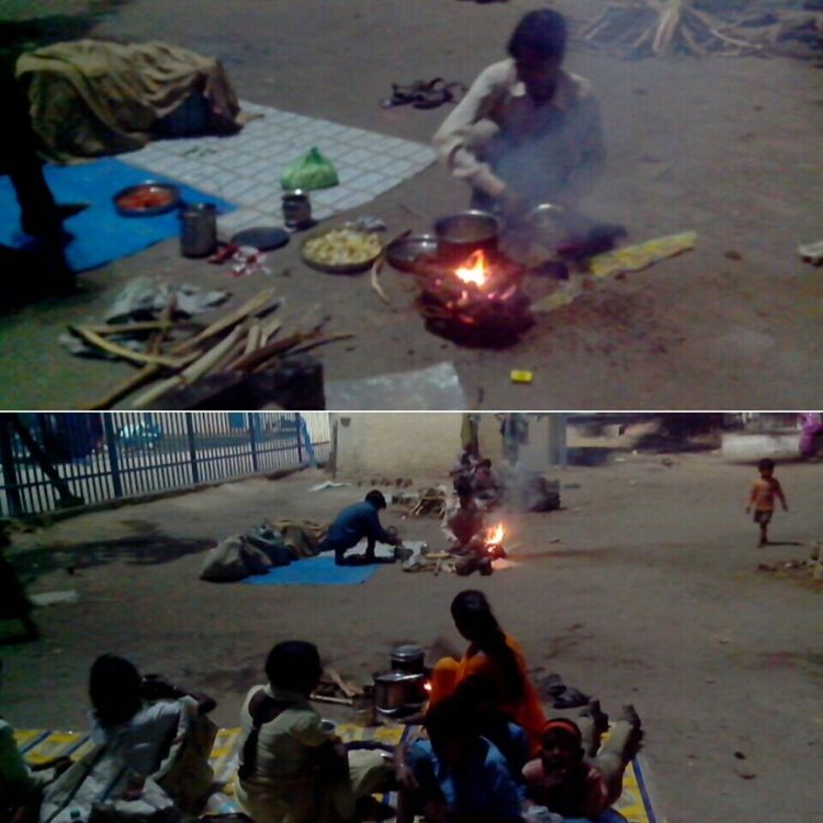 शाम को विन्ध्याचल स्टेशन के बाहर जले चूल्हे। 