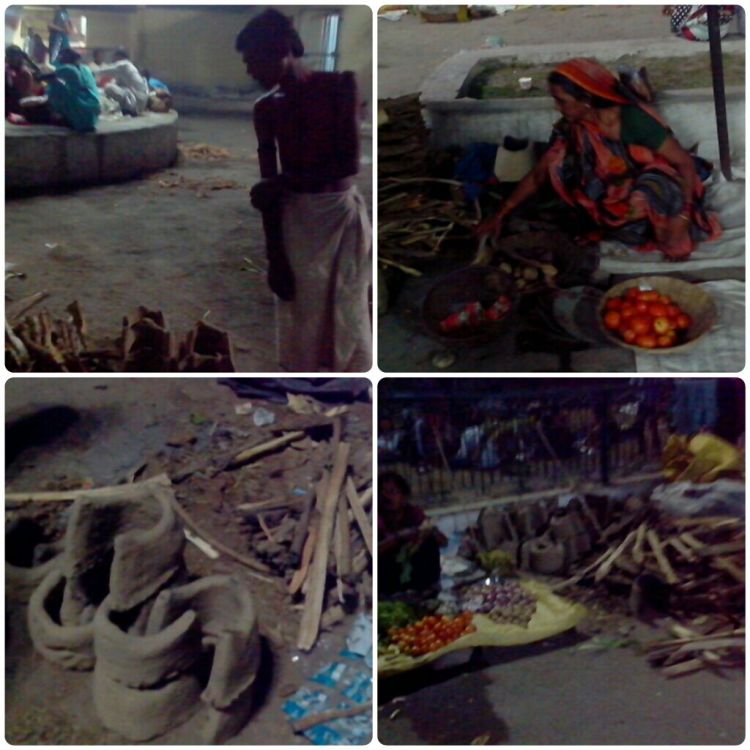 चूल्हे, लकड़ी और सब्जी बेचने की जमीन पर लगी दुकानें। विन्ध्याचल स्टेशन के बाहर। 