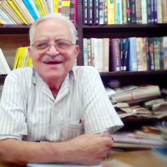 श्री दिनेश ग्रोवर, लोकभारती, इलाहाबाद के मालिक। 