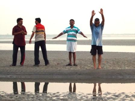 सवेरे की सैर के मित्रगण - बायें से दो सिंह साहब, गड्डी गुरू और रावत जी। 