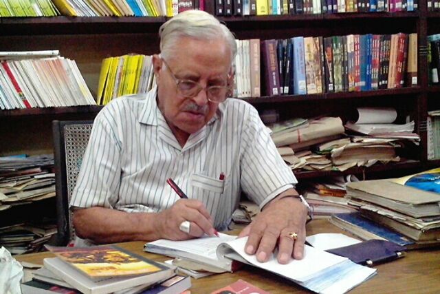 श्री दिनेश ग्रोवर, मेरी पुस्तकों का बिल बनाते हुये। 