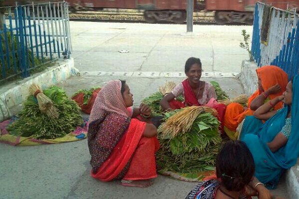 छिउल के पत्ते ले कर आयी महिलायें - मिर्जापुर स्टेशन पर बतियाती हुईं