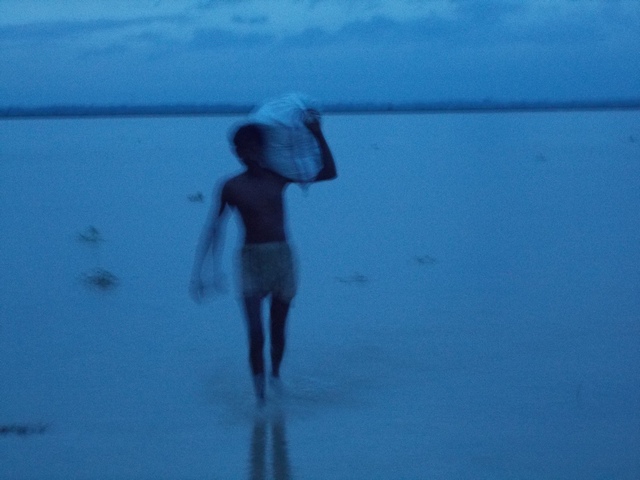 कन्धे पर सफेद बोरी लिये वह तट के पास आ गया। 