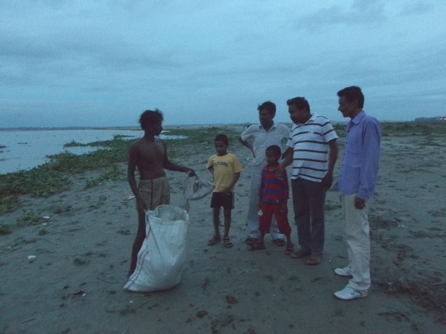 मछली के खरीददारों को पोटली दिखाता मछेरा 