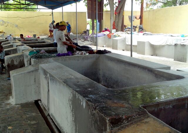 कपड़े साफ करता व्यक्ति।