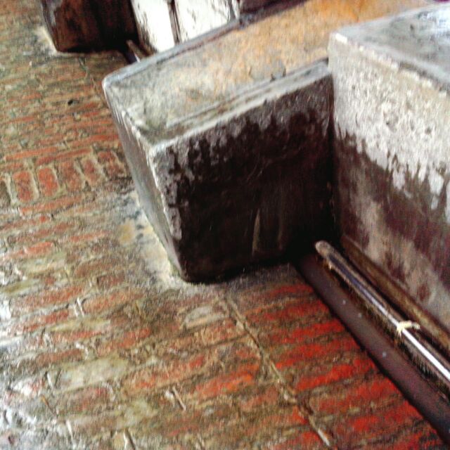 कपड़े पटक कर साफ करने का पटिया।