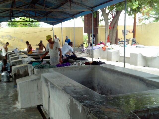 पानी के हौज जिनमें कपड़े भिगोये जाते हैं।