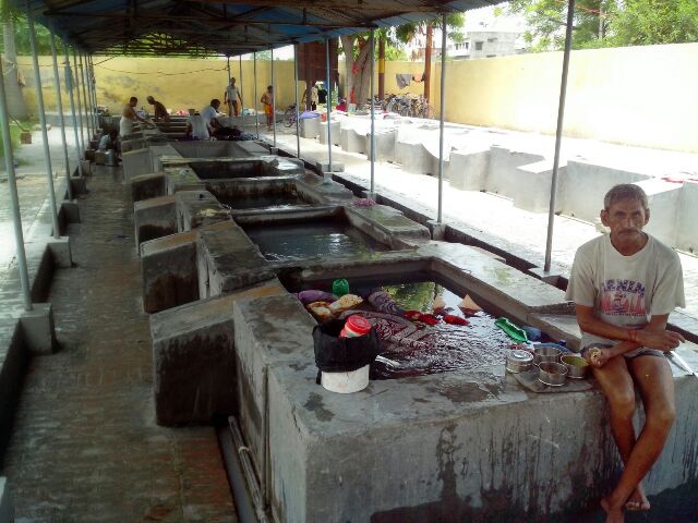 अपना भोजन भी यहीं करते हैं वे काम के दौरान।