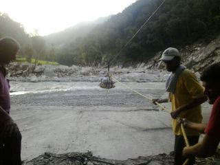 फाटा के पास मन्दाकिनी पर शैलेश की टीम की माल ढुलाई के लिये बनाई रोप वे। 