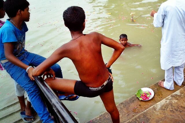 छोटा बच्चा पाने में तैरता-नहाता हांक रहा था - इत्ता बड़ा था सांप! मदारी पकड़ कर ले गया। 