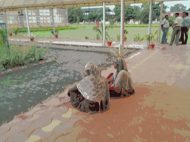 लॉन में काम करने वालीं। 