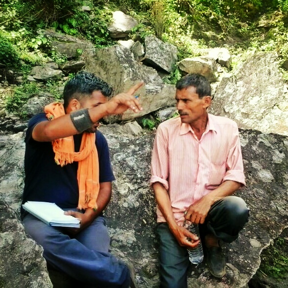 शैलेश पाण्डेय (बायें) के साथ रेलगांव निवासी धीर सिंह टिण्डूरी।  यह चित्र उस समय का है, जब शैलेश फाटा-रेलगांव में रोप-वे का निर्माण करने गये थे। 