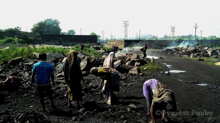 रास्ता कोयलामय था। कहीं लोग कोयला इकठ्ठा कर जला रहे थे - हार्ड कोक बनाने के लिये।