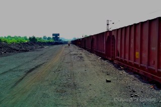 साइडिंग लगभग कोयला विहीन थी। पिछले दिनों की बरसात में वहां कोयले का खनन न होने से आमद नहीं हो पायी थी।