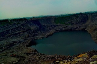 ओपनकास्ट खदान के एक ओर जहां पर्याप्त खनन हो चुका था, पानी की एक झील बन चुकी थी।