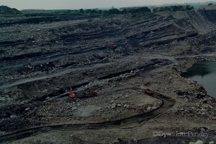 विशालकाय खदान क्षेत्र। हम लोग ऊंचाई पर खड़े थे। नीचे विस्तृत खदान थी। उसके एक हिस्से में खनन चल रहा था।