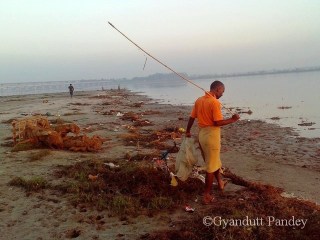 नदी की ओर जाता मछुआरा