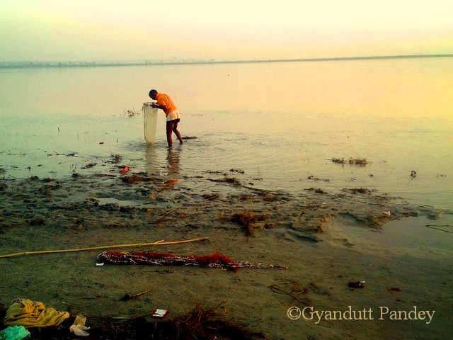 उथले पानी में वह तट के पास छोटी मछलियां निथारने लगा वह मछुआरा। 