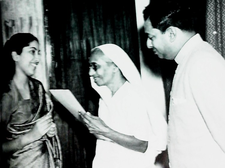 मणिबेन (बीच में) और कुरियन दम्पति 