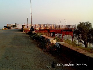 कर्जन ब्रिज का पहला स्पान दिख रहा है मोड़ पर। 