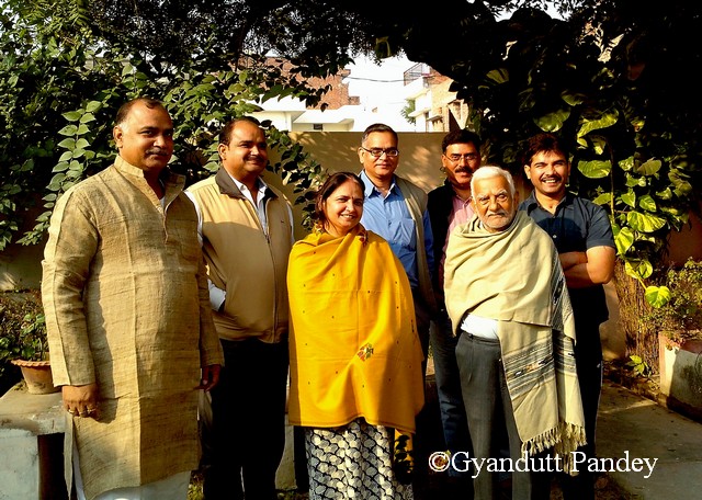 पीछे की पंक्ति में बायें से - शैलेन्द्र, भूपेन्द्र, धीरेन्द्र, रंजन और (मेरा लड़का) ज्ञानेन्द्र। आगे - रीता एवम् मेरे पिताजी। 