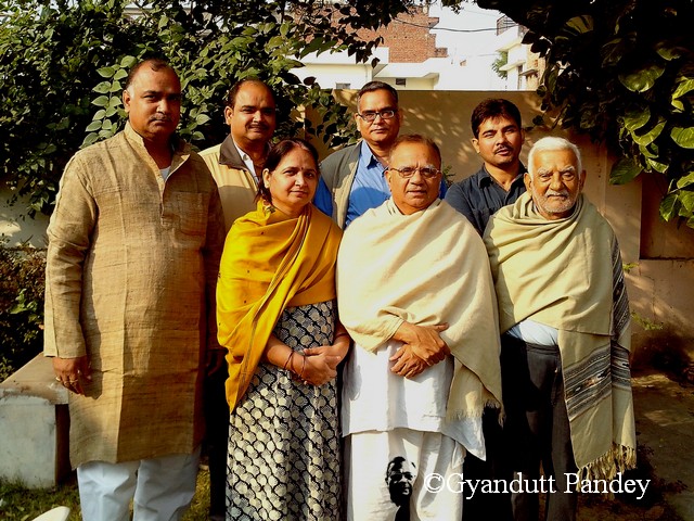 पीछे की पंक्ति में बायें से - शैलेन्द्र, भूपेन्द्र, धीरेन्द्र और (मेरा लड़का) ज्ञानेन्द्र। आगे - रीता व मैं, मेरे पिताजी। मेरी अम्माजी अस्पताल में होने के कारण चित्र में नहीं हैं। 