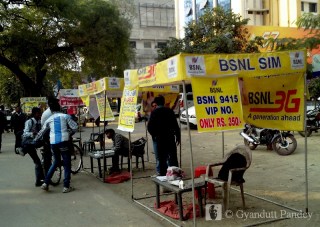 बीएसएनएल रीटेलर्स - फुटपाथ पर; लाइन से! 