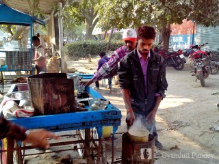 राजेन्द्र, चाय बनाता हुआ। 