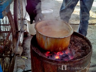 कस कर उबलती चाय। 