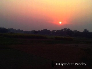 शाम कामायनी एक्स्प्रेस से लौटानी में बनारस से निकलने पर दिखा सूर्यास्त का दृष्य। 