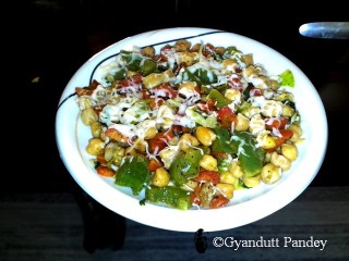 निधि की बनायी स्पेशल बेक्ड पावभाजी की तरकारी। अभी इसका नामकरण नहीं हुआ।  