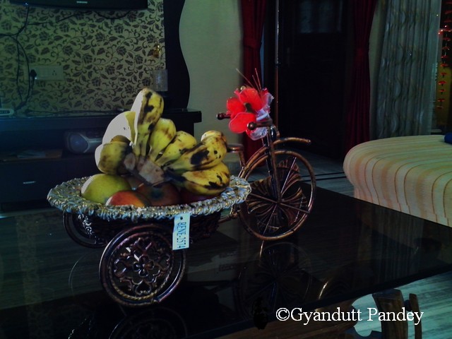 नाश्ते के बाद निधि द्वारा फल का आग्रह। 