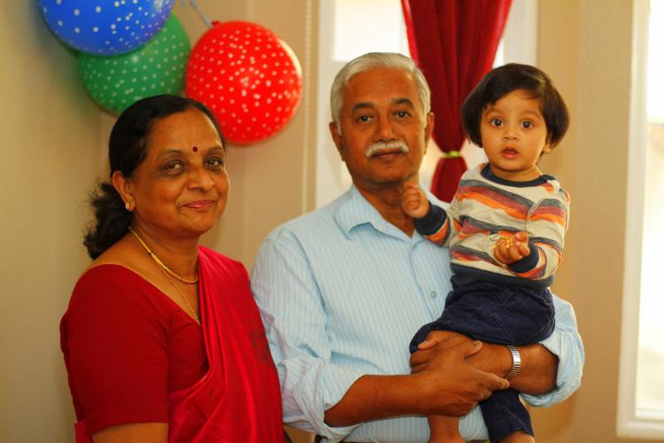 विश्वनाथ दम्पति और उनका नाती ऋषि। चित्र ऋषि के पहले जन्मदिन के अवसर का है। ऋषि 14 महीने का है। 