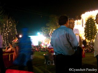 सफ़ेद कमीज में श्री प्रतुल लाहिड़ी। 