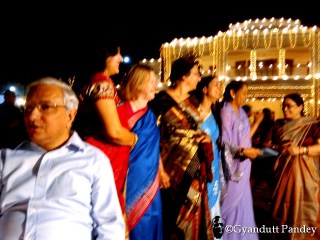 श्री लाहिड़ी के यहां रात्रि भोज। 