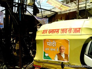 मोदी का ऑटो पर पोस्टर। 