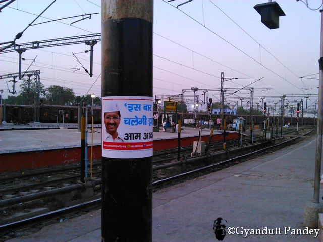  वाराणसी स्टेशन पर एक खम्भे पर झाड़ू दल का स्टिकर। 