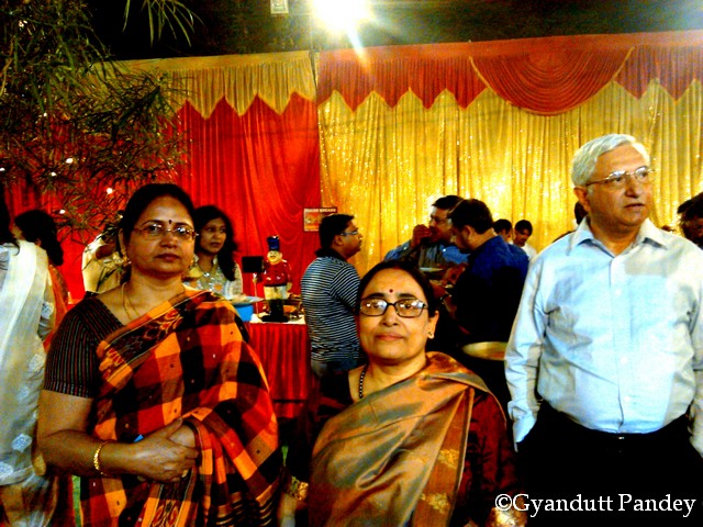 भोजन के समय श्री मैत्रा, श्रीमती मैत्रा और मेरी पत्नीजी। 