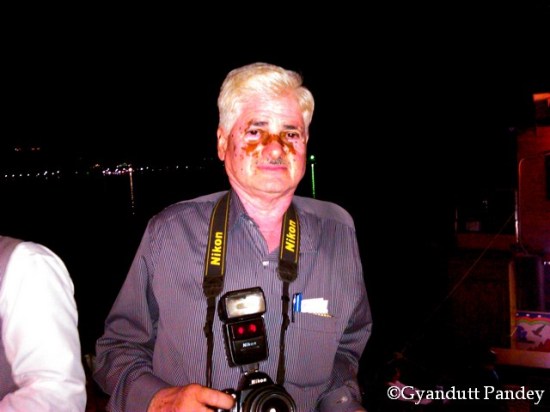 योगेन्द्र अपने निकॉन कैमरे के साथ 