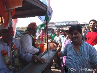 आपनी टमटम पर बैठा विद्यासागर। भाजपा की टोपी पहने। पास में धारीदार कमीज में रवीन्द्र पाण्डेय, सांसद, गिरिडीह। 