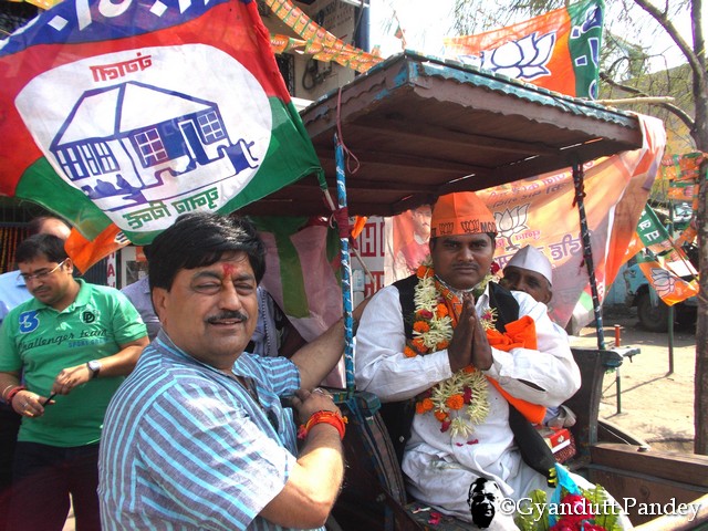 मुझसे परिचय कराने पर नमस्कार करता विद्यासागर। 